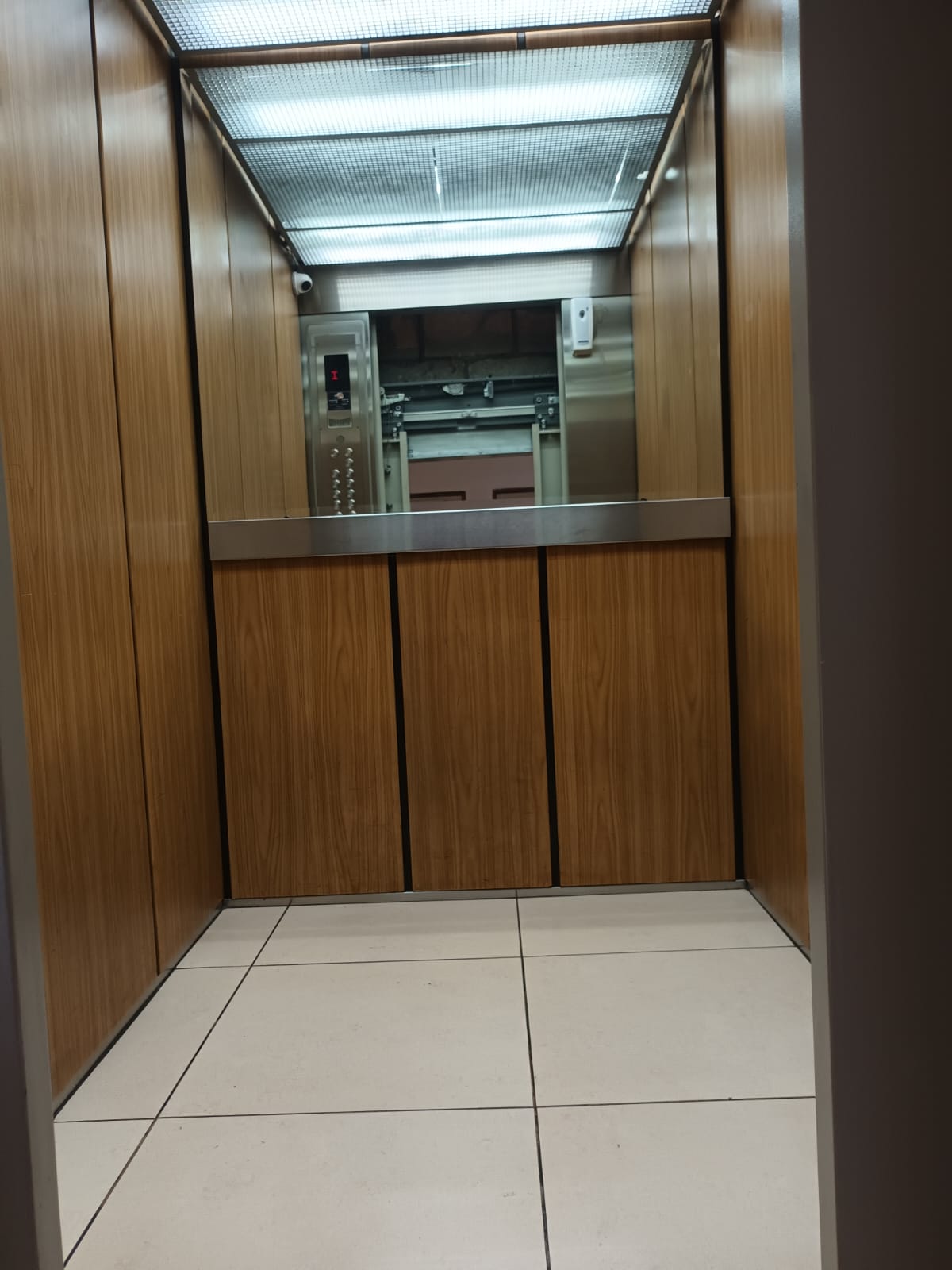 Interior de elevador con acabado en madera